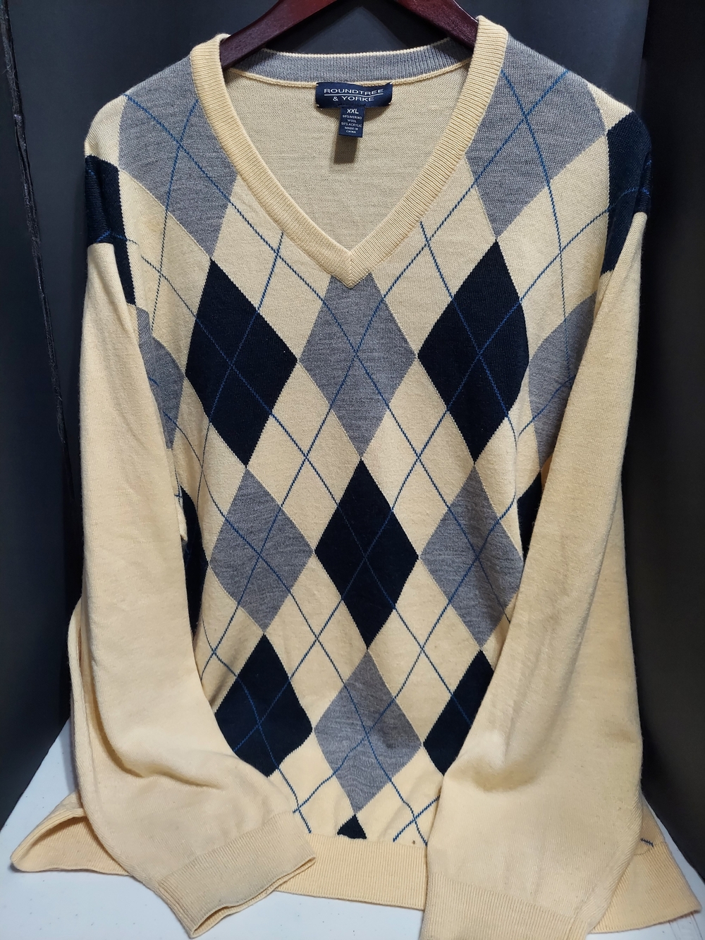 Roundtree & Yorke Women's V-Neck Argyle Sweater in Cream, Navy, Gray